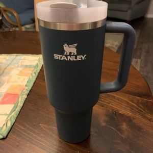 Matte navy blue Stanley- in good condition!